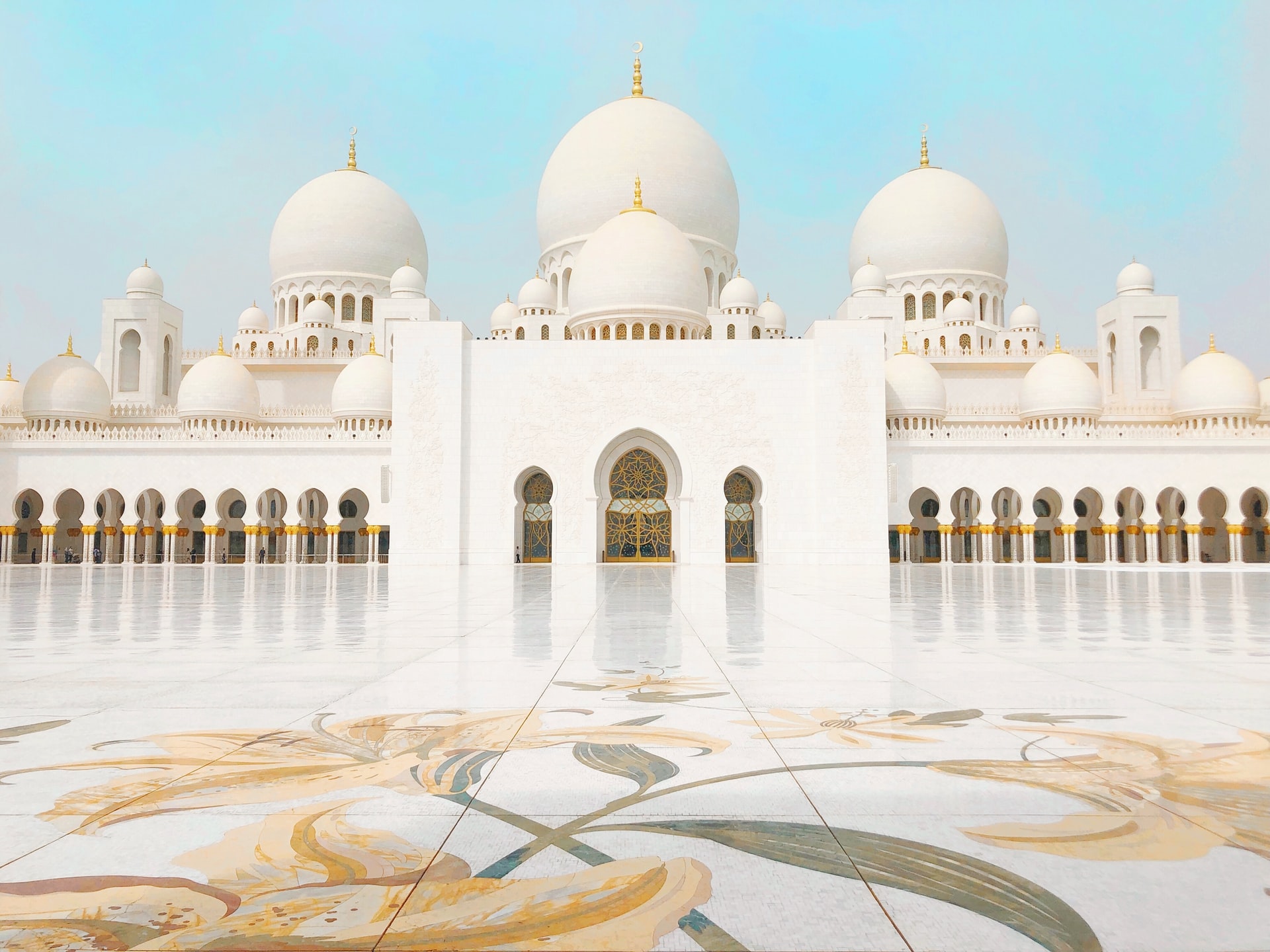 Private Abu Dhabi city tour from Dubai with Louvre and Qasr Al Watan