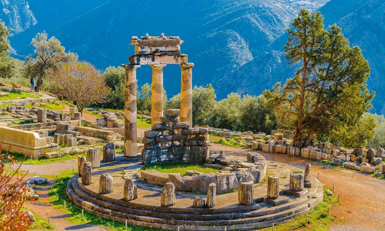 2-day private excursion to Delphi Meteora from Athens