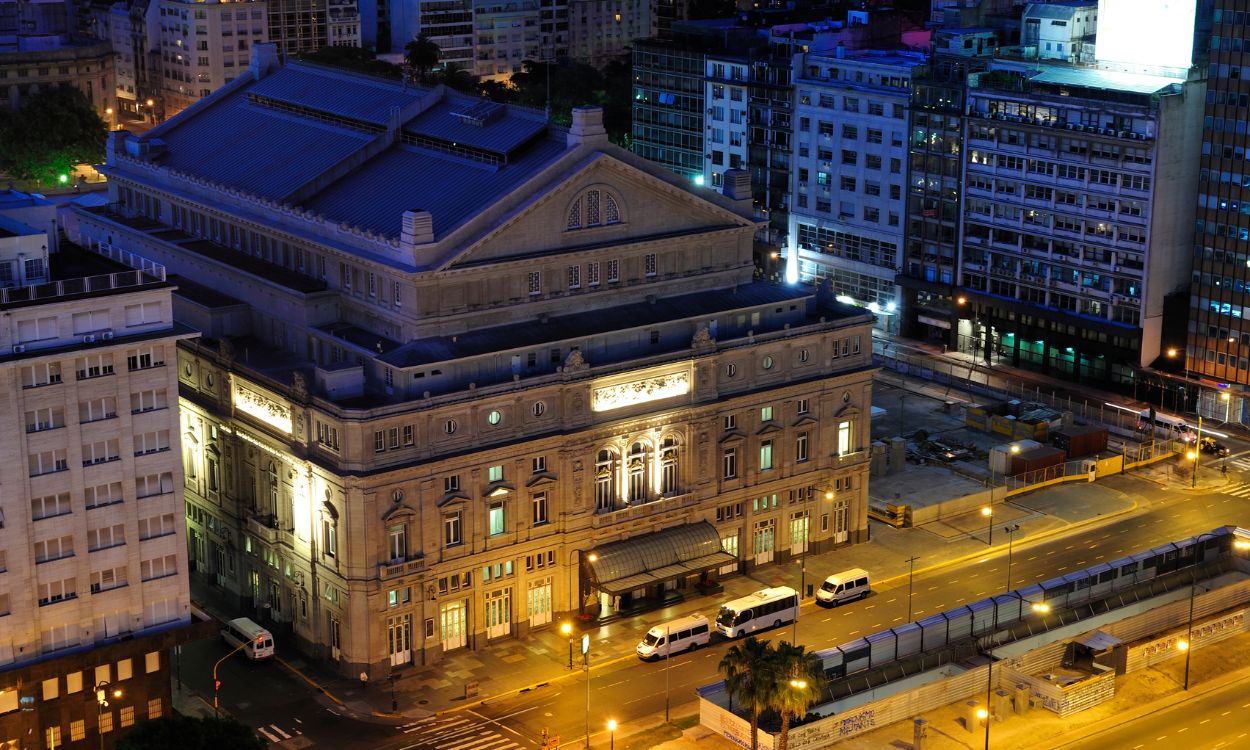 Private walking tour of Palaces and Colon Theatre