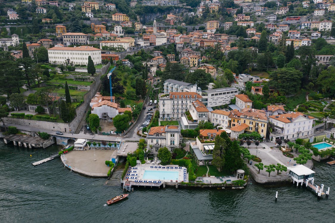 Private vehicle with driver to COMO, Bellagio and Varenna from Milan