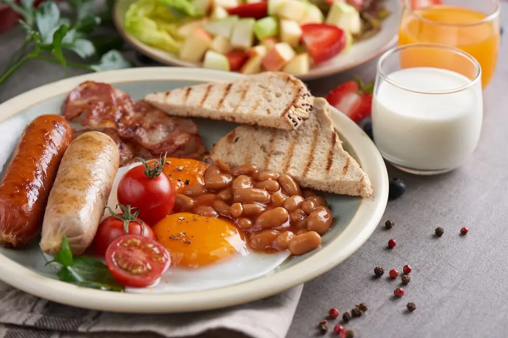 Petit-déjeuner anglais complet : l’incontournable du matin