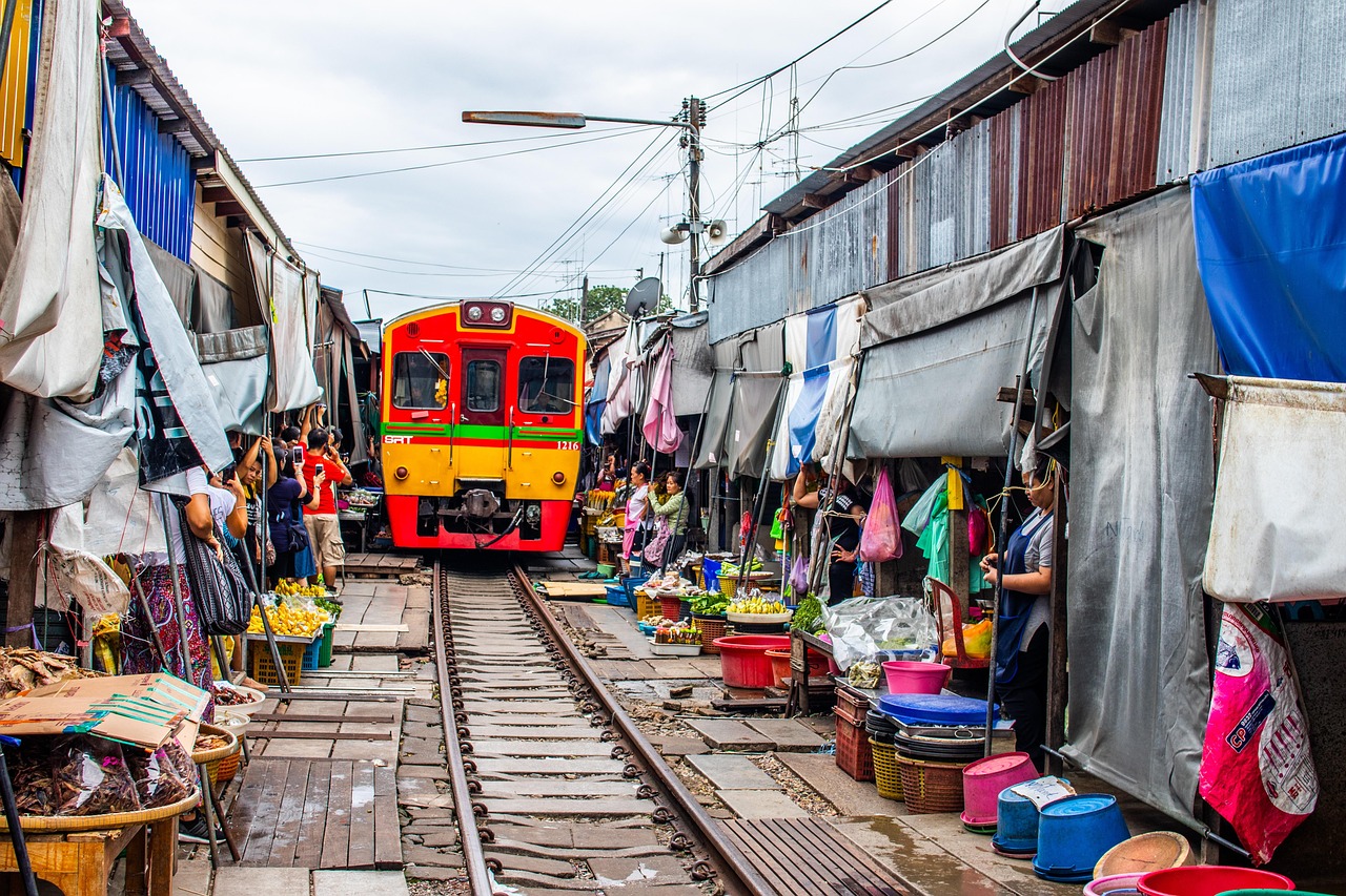 Visite privée du marché ferroviaire de Maeklong et des marchés flottants
