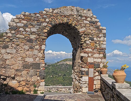 Pueblo de montaña sobre la costa jónica