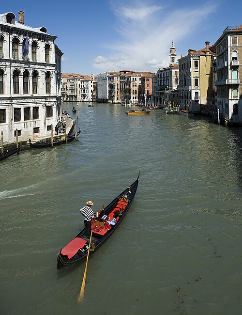 Góndola en un canal veneciano